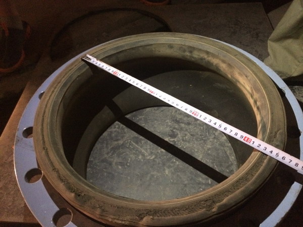 上海淞江橡膠接頭采用大口徑法蘭試壓會出現(xiàn)漏水現(xiàn)象！